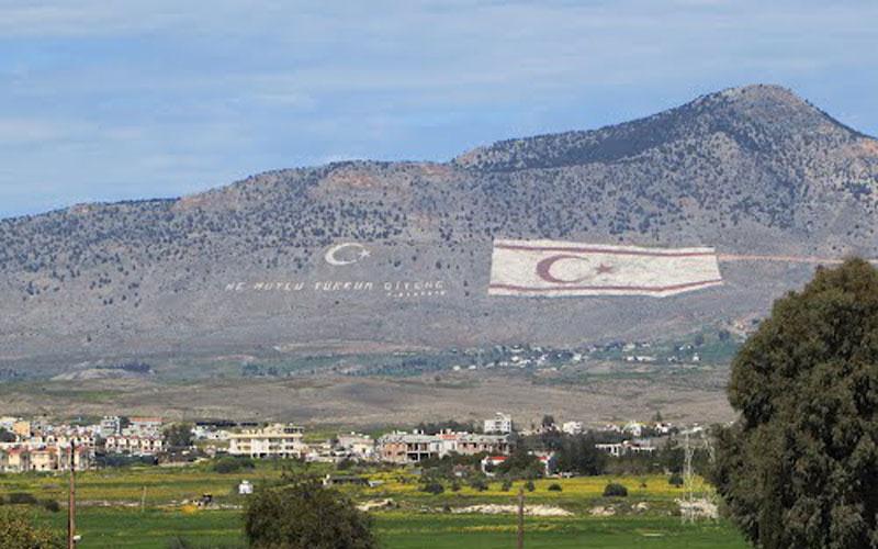 Να σβηστεί η κατοχική σημαία από τον Πενταδάκτυλο