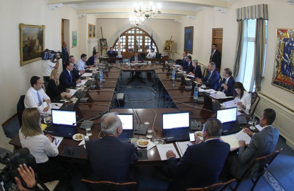 Ανασχηματισμός: Ακλόνητος ο Μάκης – Αλλαγή σκυτάλης στα υπουργεία Ενέργειας – Εργασίας