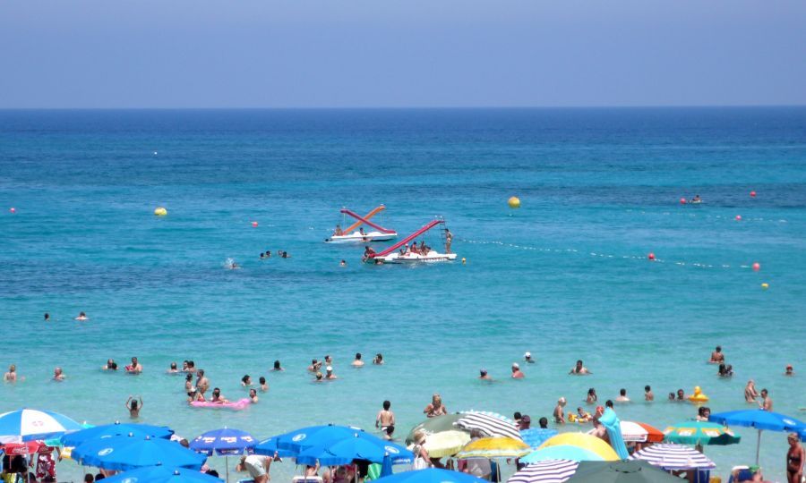 Οι Κύπριοι χάλασαν €300 εκατ. για διακοπές εντός – Πόσα έδωσαν εκτός