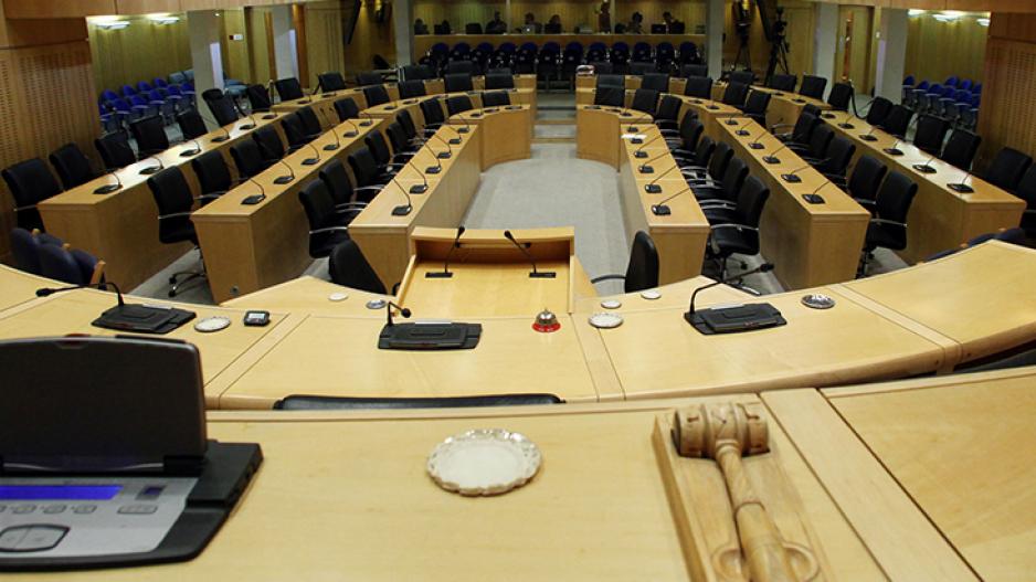 Θα κλείσουν δεκάωρο στη Βουλή