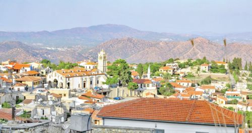 Κυκλοφοριακό κομφούζιο στο Χριστουγεννιάτικο Χωριό στα Λεύκαρα