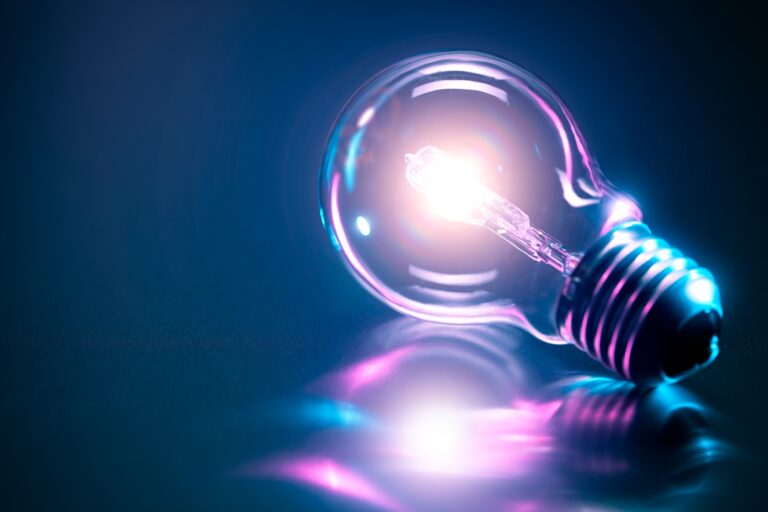 Επιδότηση ηλεκτρικού ρεύματος για ευάλωτες ομάδες έως το τέλος του 2026, αποφάσισε το Υπουργικό