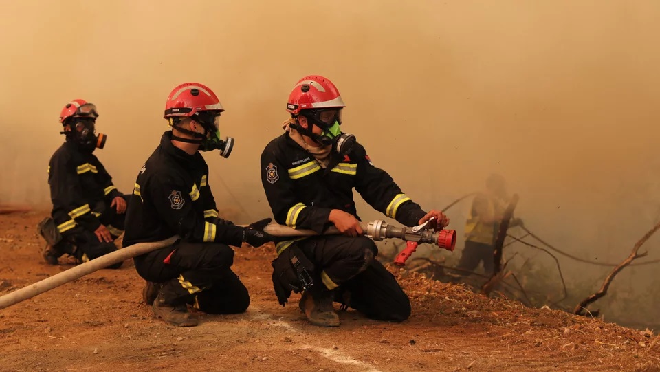 Καταδικάζουν την επίθεση κατά πυροσβεστών από νεαρούς στο Τραχώνι οι συντεχνίες – «Οι υπαίτιοι να οδηγηθούν ενώπιον δικαιοσύνης»
