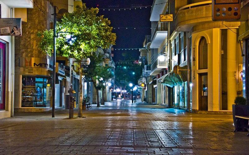 Λευκωσία: Άνδρας γνωστός στις Αρχές κτυπούσε την είσοδο πολυκαταστήματος στην οδό Λήδρας – Απείλησε να ρίξει αντικείμενο σε Αστυνομικό