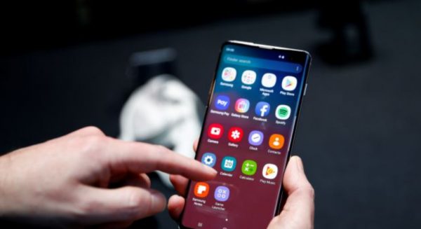 Πέφτει το κινητό στο νερό; 8 βήματα για να σώσετε τη συσκευή – Τι να μην κάνετε