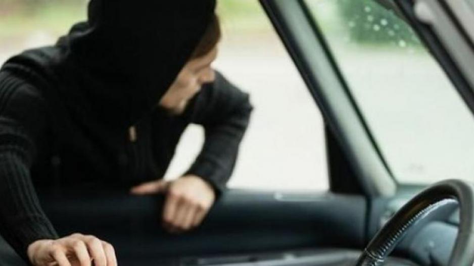 Θρασύτατη κλοπή σε πολυσύχναστο δρόμο της Πάφου – Της άρπαξαν την τσάντα από το ανοιχτό παράθυρο του αυτοκινήτου