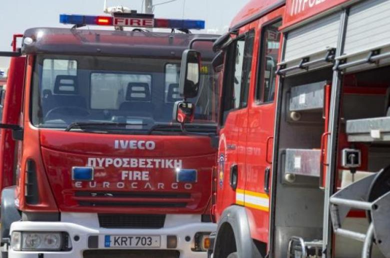 Πυρκαγιά σε χώρο αποθήκευσης πυρίτιδας σε εργοστάσιο στην Αραδίππου – Ένας εργάτης στο νοσοκομείο με εγκαύματα