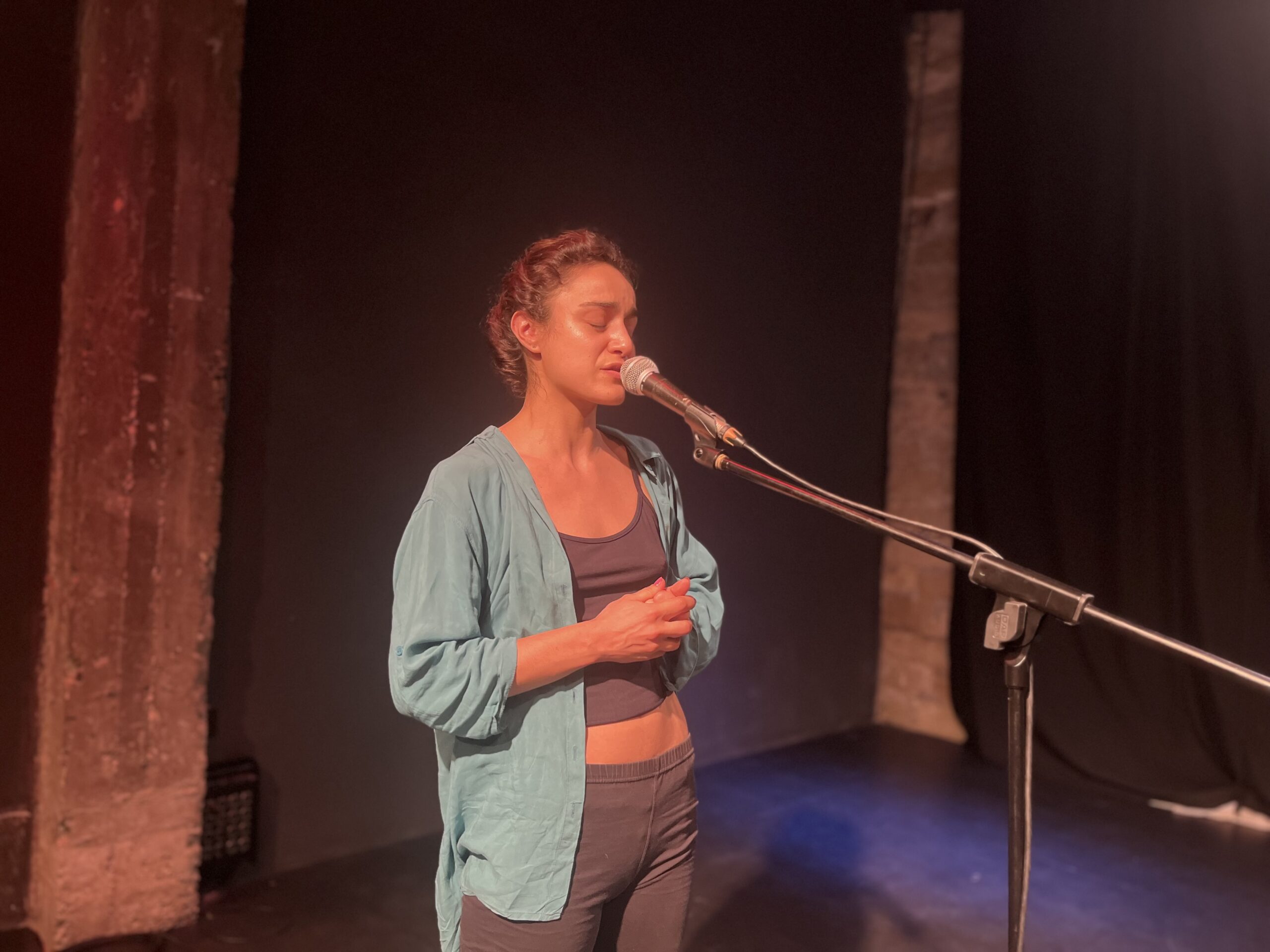 Performing biographies Επτά δεκάλεπτα stand up σόλι στη Λεμεσό Philenews
