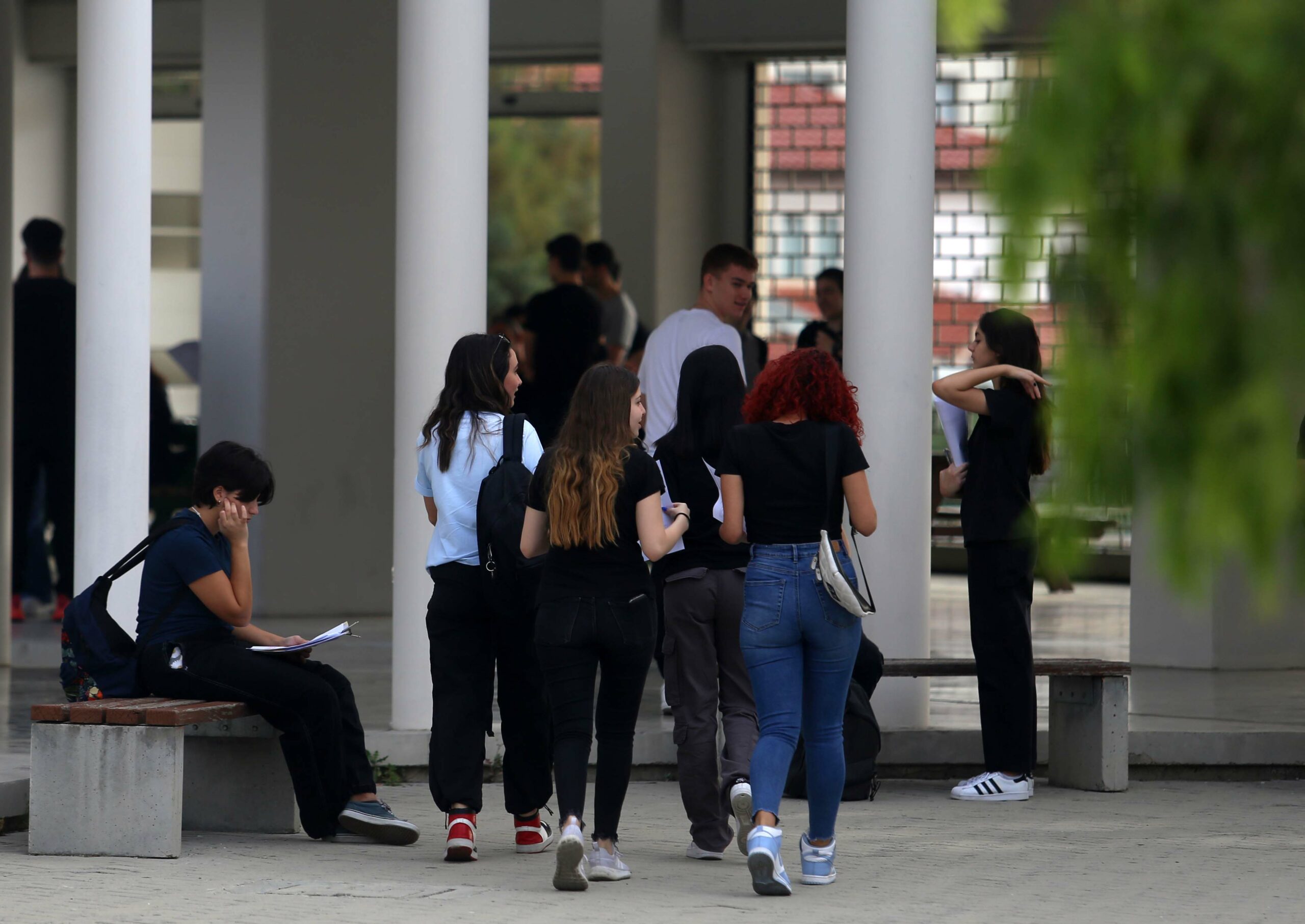 Ξεκαπνίζουν και… ατμίζουν τα σχολεία – Επέμβαση υπουργείου για το κάπνισμα από μαθητές και εκπαιδευτικούς