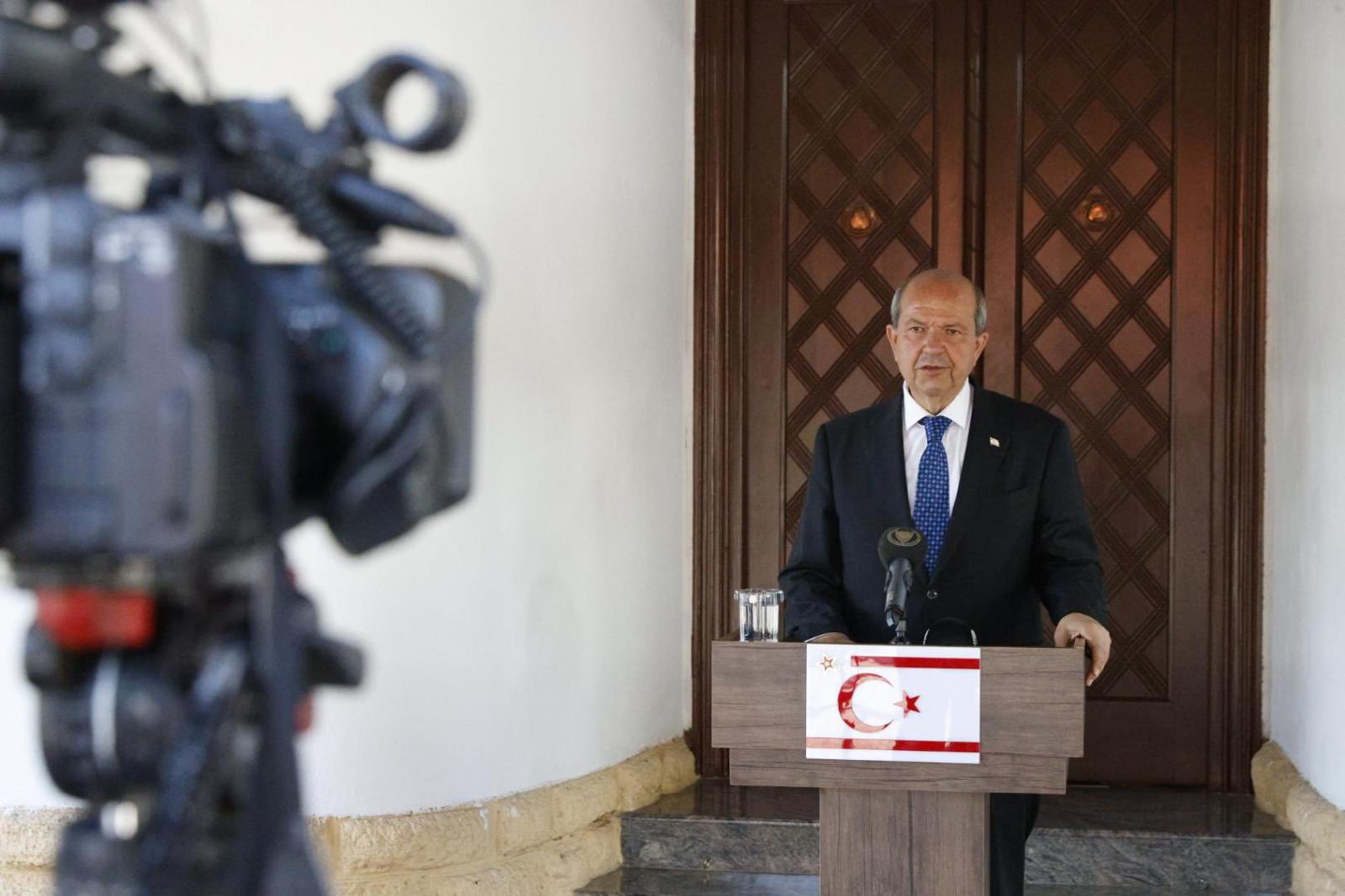 Ενοχλημένος ο Τατάρ από τον διάλογο Χριστοδουλίδη με Τ/κ | Philenews