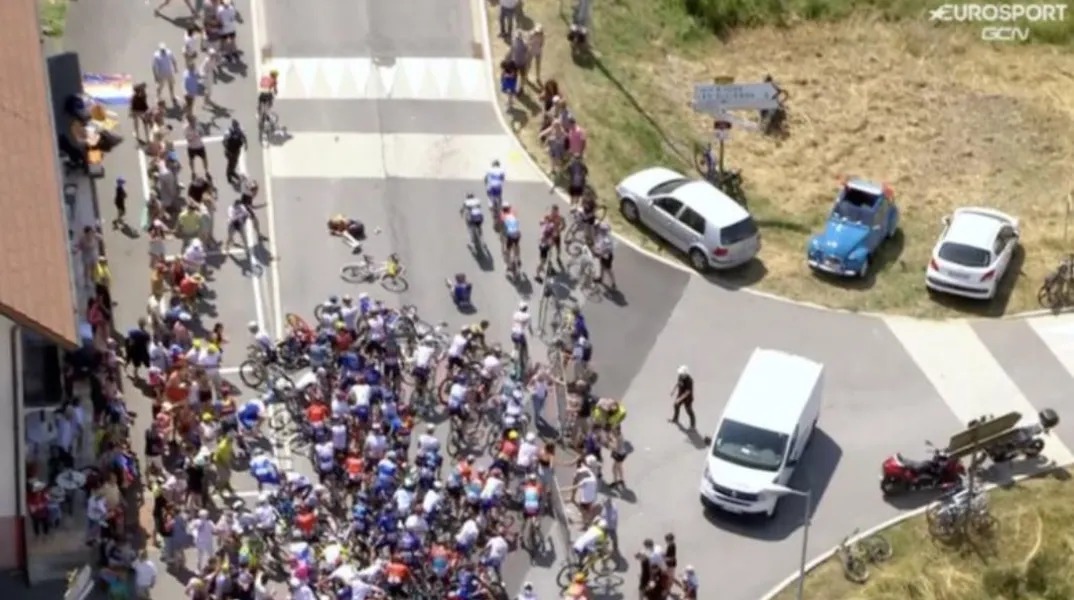 Un spectateur critique 20 coureurs du Tour de France pour avoir pris des selfies |  libéral