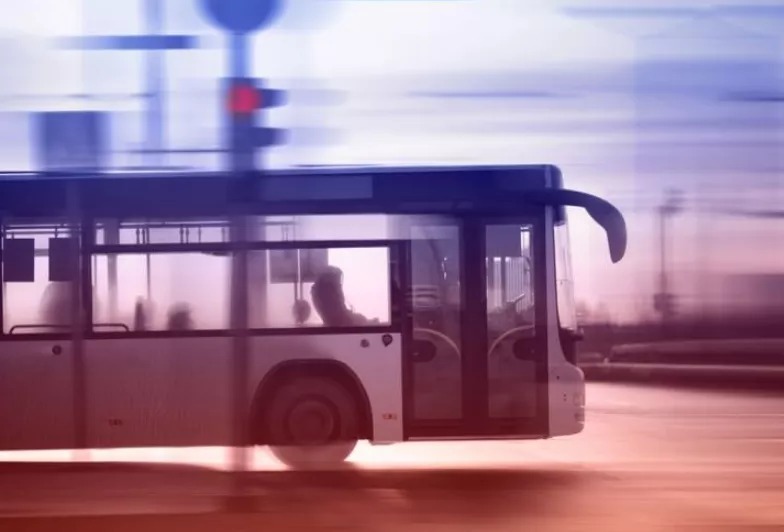 Οδηγός λεωφορείου οδηγούσε μεθυσμένος στον αυτοκινητόδρομο – Του πήραν την άδεια