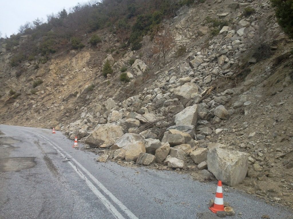 Κατολισθήσεις στον δρόμο Λυθροδόντα – Λευκάρων – Έκλεισε λωρίδα