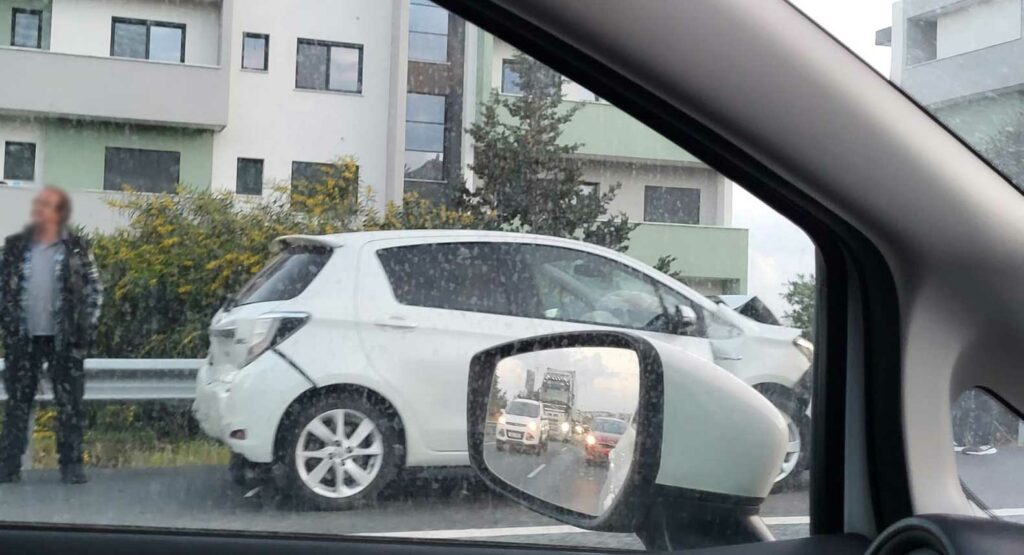 Κυκλοφοριακό κομφούζιο στον αυτοκινητόδρομο λόγω τροχαίου (εικόνες