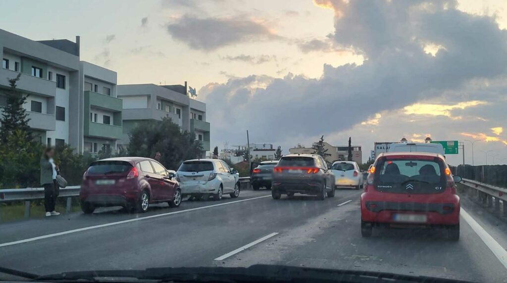 Κυκλοφοριακό κομφούζιο στον αυτοκινητόδρομο λόγω τροχαίου (εικόνες