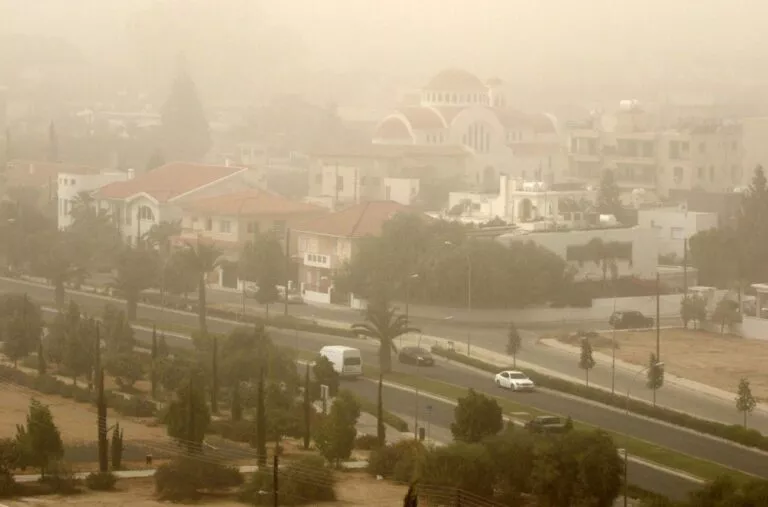 Σοβαρό επεισόδιο αφρικανικής σκόνης πλήττει την Κύπρο: Σε κόκκινο οι συγκεντρώσεις σκόνης στη Λευκωσία – Βροχές και καταιγίδες στην πρόγνωση του καιρού