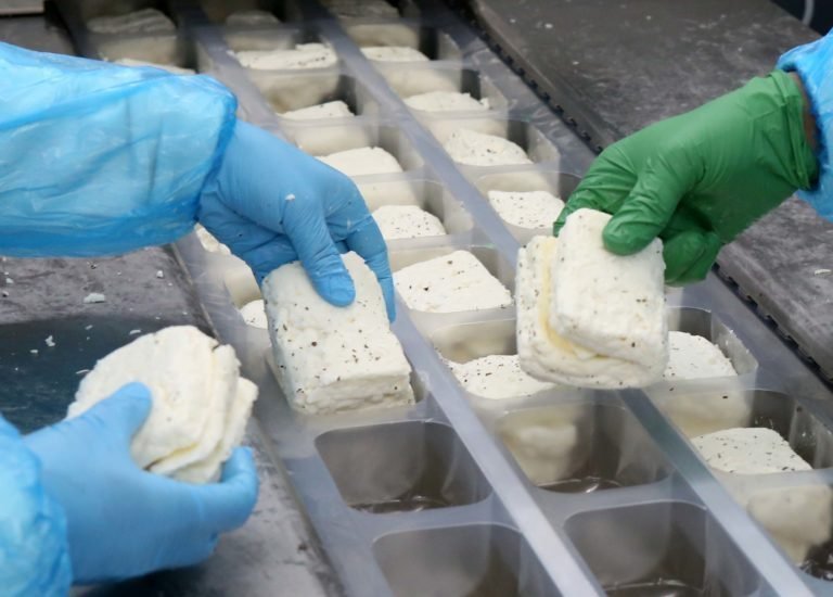 Γιατί η Κίνα επέβαλε δασμούς σε γαλακτοκομικά προϊόντα από την ΕΕ – Είναι «αδικαιολόγητοι», λέει η Κομισιόν