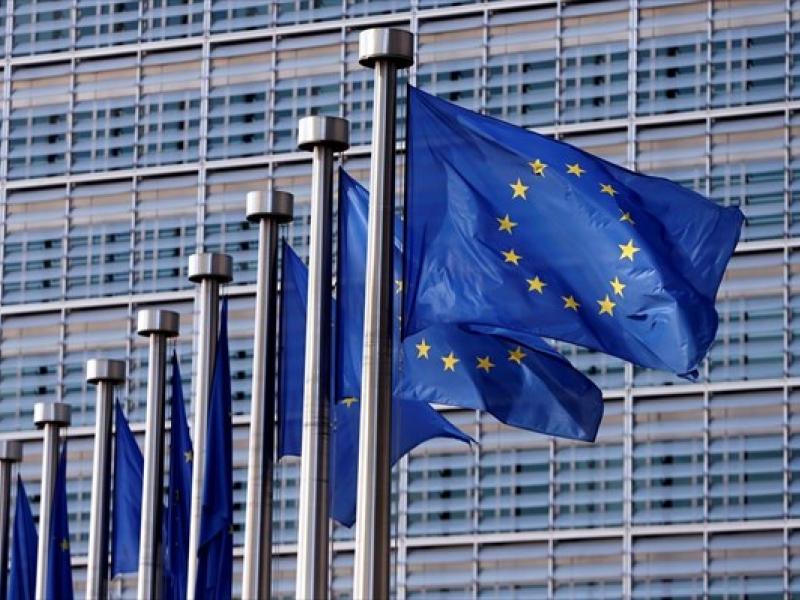 Έτοιμο το σχέδιο της Κομισιόν για δάνειο αποζημιώσεων προς την Ουκρανία – Αναμένει το «πράσινο φως» των κρατών μελών