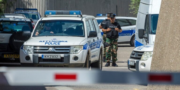 Περίπολο της ΜΜΑΔ έπιασε «λαβράκι» στη Λευκωσία: Χειροπέδες σε δύο για ναρκωτικά, πυροβόλα όπλα και εκρηκτικές ύλες