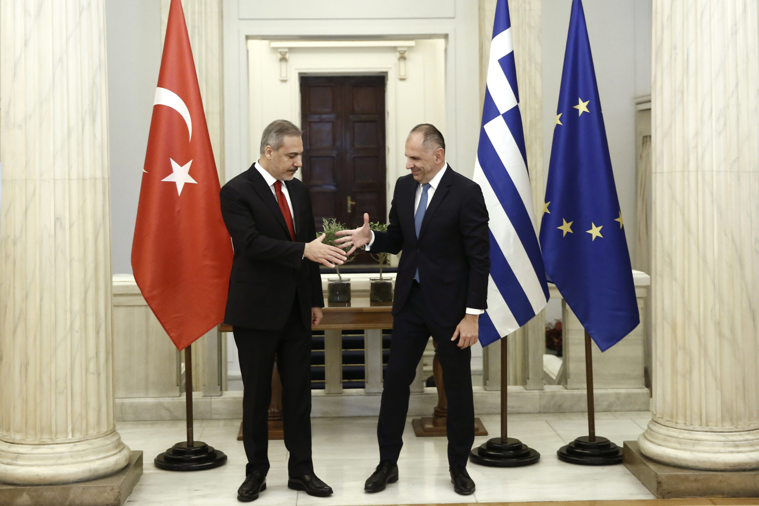 Η θλιβερή συναλλαγή στον ΟΑΣΕ και οι… άνετοι των Αθηνών