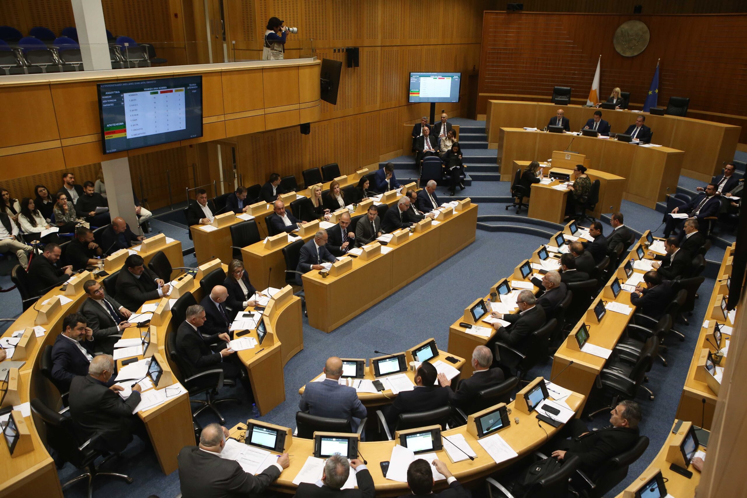 Μείωση προθεσμιών για προσφυγές στις περιπτώσεις απόρριψης αίτησης ασύλου ψήφισε η Βουλή – «Δεκάδες χιλιάδες αυτοί που εκμεταλλεύονται το σύστημα»