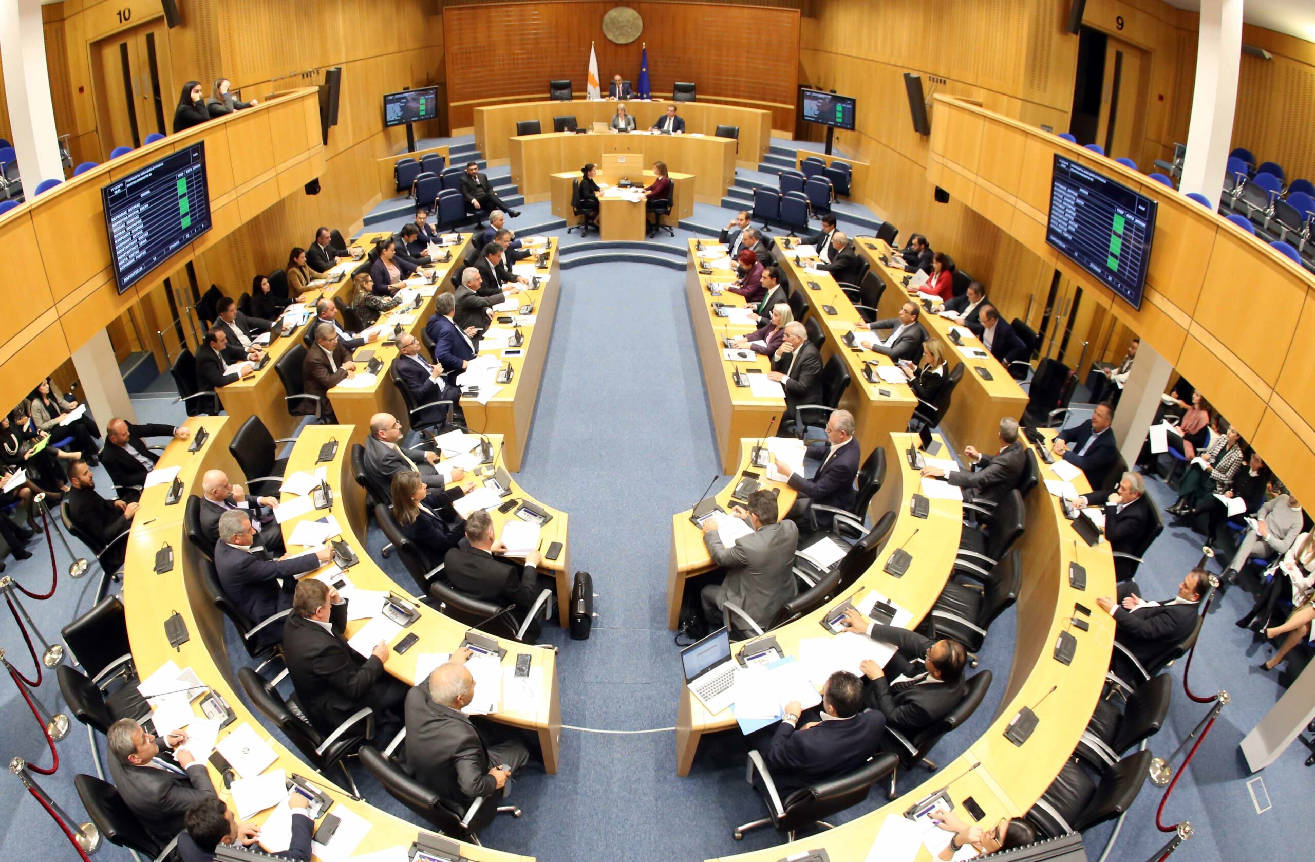 Επαναφορά ιατροφαρμακευτικών ωφελημάτων για δημόσιους υπαλλήλους – Ποιες υπηρεσίες υγείας εκτός ΓεΣΥ αφορά – Κάλεσμα Βουλής για συμπερίληψη όλων των πολιτών