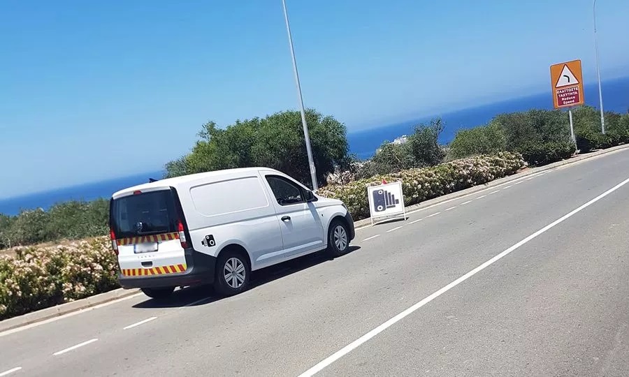 Κινητές κάμερες: Γι’ αυτούς τους λόγους δεν θέλουν να ανακοινώνουν τα σημεία όπου τοποθετούνται – «Κάνατε τους πολίτες εχθρούς σας», λένε οι βουλευτές