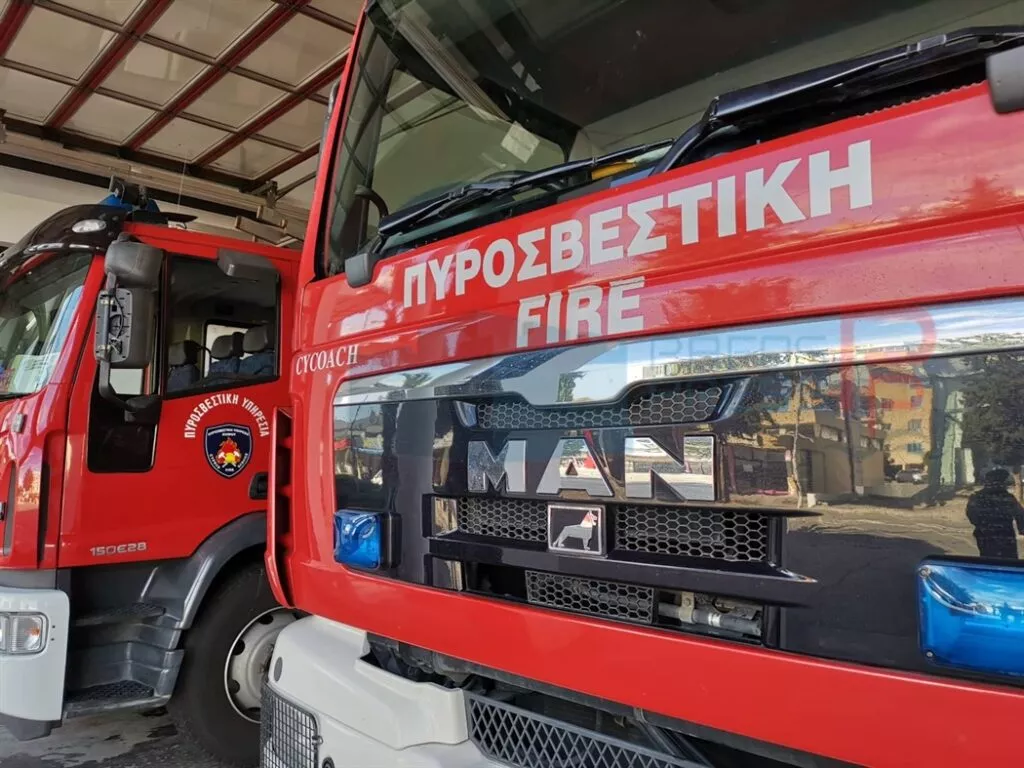 Φωτιά σε βοηθητικά οικίας στο Σούνι – Κατέρρευσε η οροφή