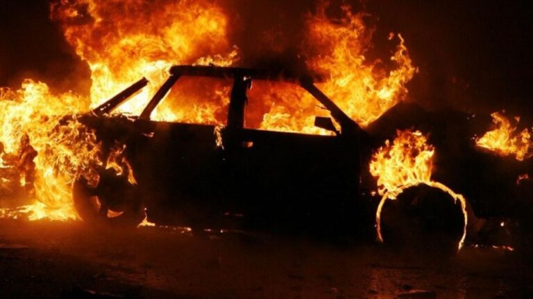 Στις φλόγες όχημα τα ξημερώματα – Ηρωική επέμβαση του 71χρονου ιδιοκτήτη