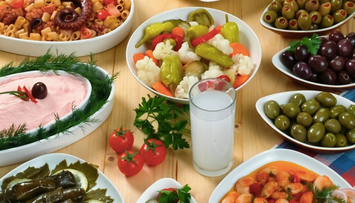 Αυτές είναι οι τιμές για το τραπέζι της Καθαράς Δευτέρας – Πόσο κοστίζουν φέτος λαγάνα, χταπόδι, γαρίδες και χαλβάς (πίνακες)