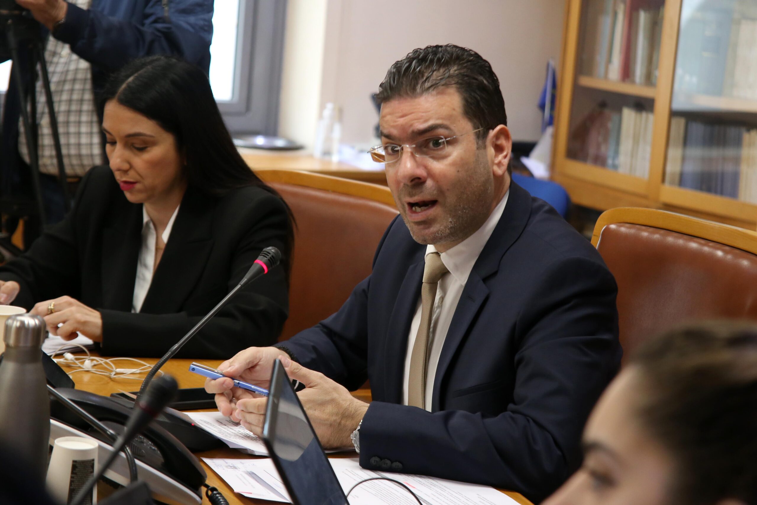 Δίπλαρος: Κατά μέτωπο επίθεση στον ΟΑΥ – «Απαράδεκτες απορρίψεις φαρμάκων… Γυρίζει την πλάτη σε ανθρώπους που παλεύουν για τη ζωή τους»