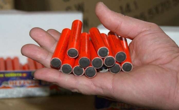 Τον ανέκοψαν για έλεγχο και βρήκαν 60 κροτίδες στο όχημά του – Χειροπέδες σε 64χρονο