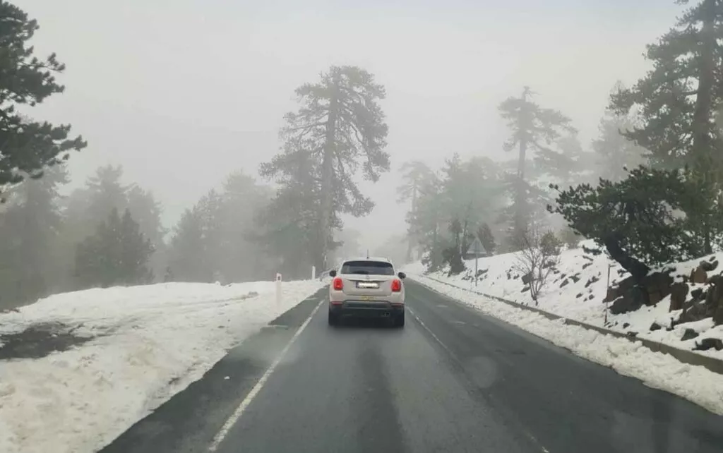 Οδηγοί προσοχή: Πυκνή χιονόπτωση στο Τροόδος – Η ανακοίνωση της Αστυνομίας