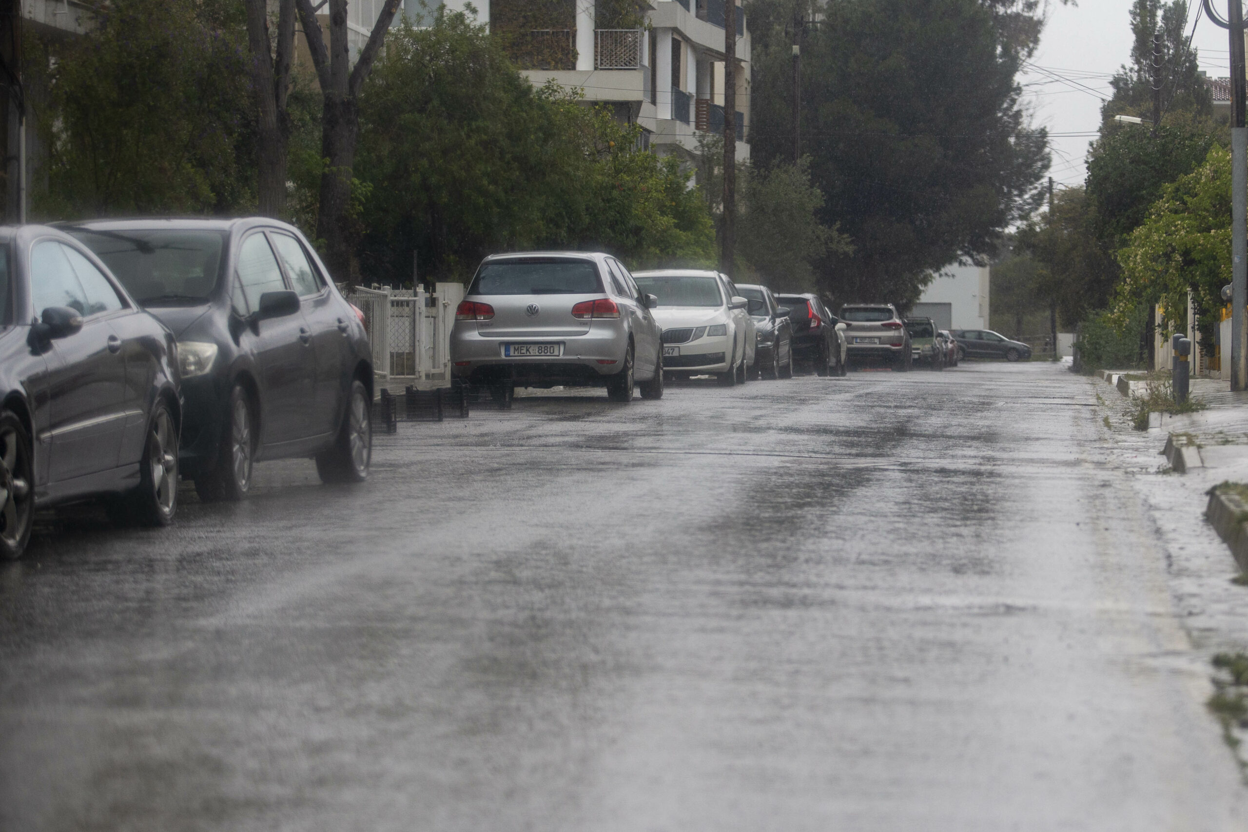 Εγκλωβίστηκαν μαθητές σε λεωφορείο στη Λακατάμια – Πέραν των 60 κλήσεων για βοήθεια λόγω βροχοπτώσεων – Ποιοι δρόμοι έκλεισαν