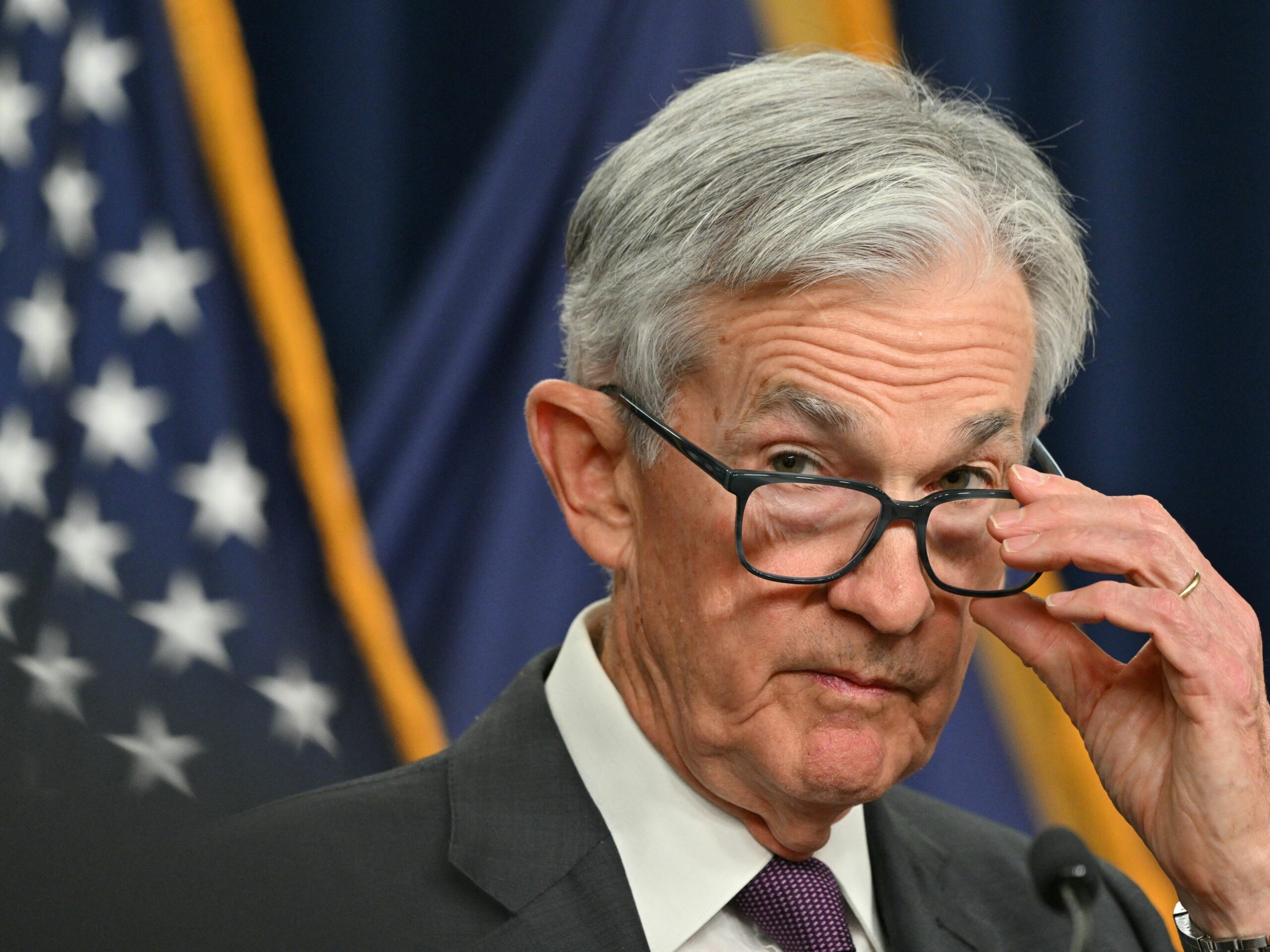 Πάουελ: Ο πληθωρισμός παραμένει υψηλός – Η Fed μείωσε τα επιτόκια