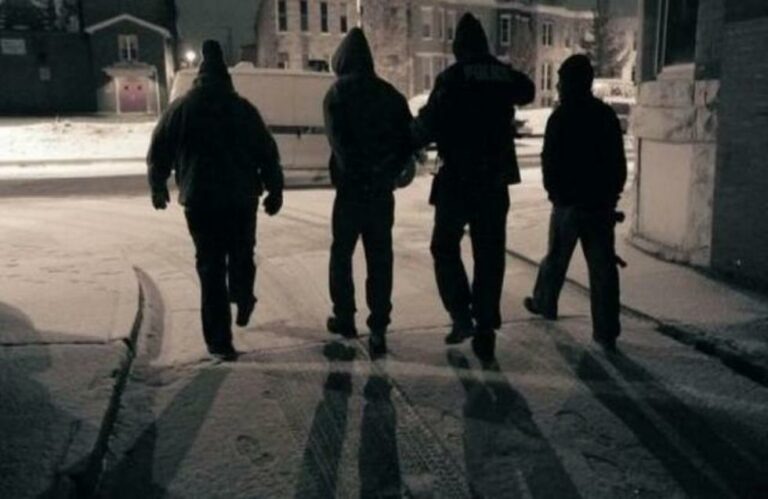 Συμμορίες νεαρών σκόρπισαν ανησυχία σε Αγία Φύλα και Μέσα Γειτονιά – Χειροπέδες σε ανήλικους για κατοχή ροπάλου και κουκούλας