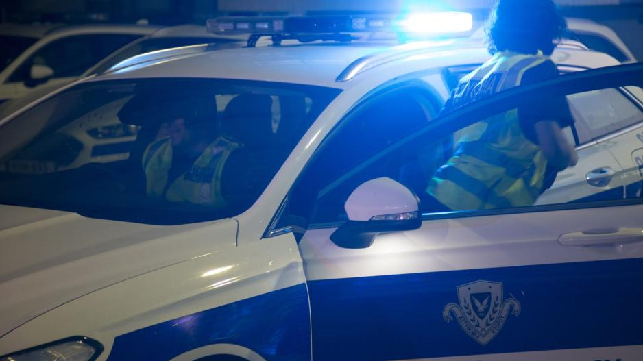 Κτύπησε με όχημα σε προθήκη καφεστιατορίου στην Καλαβασό και πήγε για… ποτό στο λιμανάκι Ζυγίου