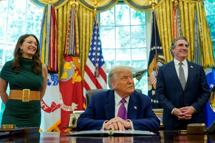 Οι μισοί Ευρωπαίοι βλέπουν τον Τραμπ ως «εχθρό της Ευρώπης» – Φόβοι για πόλεμο με τη Ρωσία