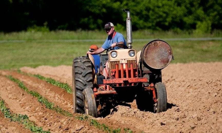 Σανίδα σωτηρίας €18,8 εκατ. σε 8.600 αγρότες – Τους αποζημιώνουν για τις πληγές από την ανομβρία και το χαλάζι