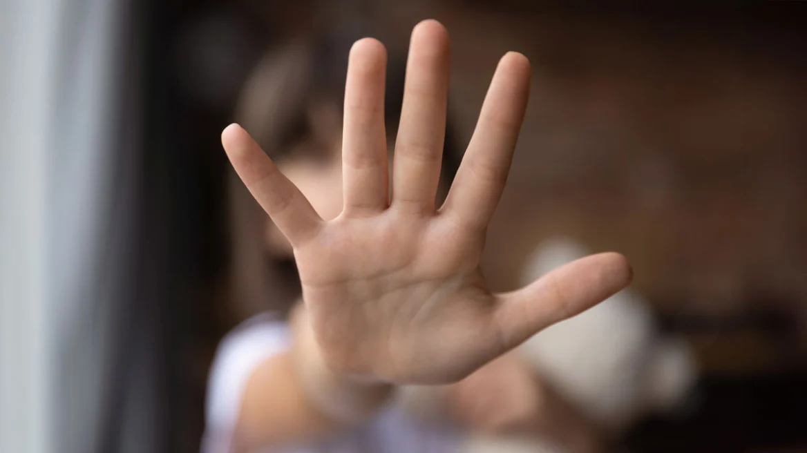 Στο κελί 25χρονος που γλίτωσε πρωτόδικα για σεξουαλική κακοποίηση ανήλικης – Πήγε για μετακόμιση και προκάλεσε εφιάλτη σε κοριτσάκι