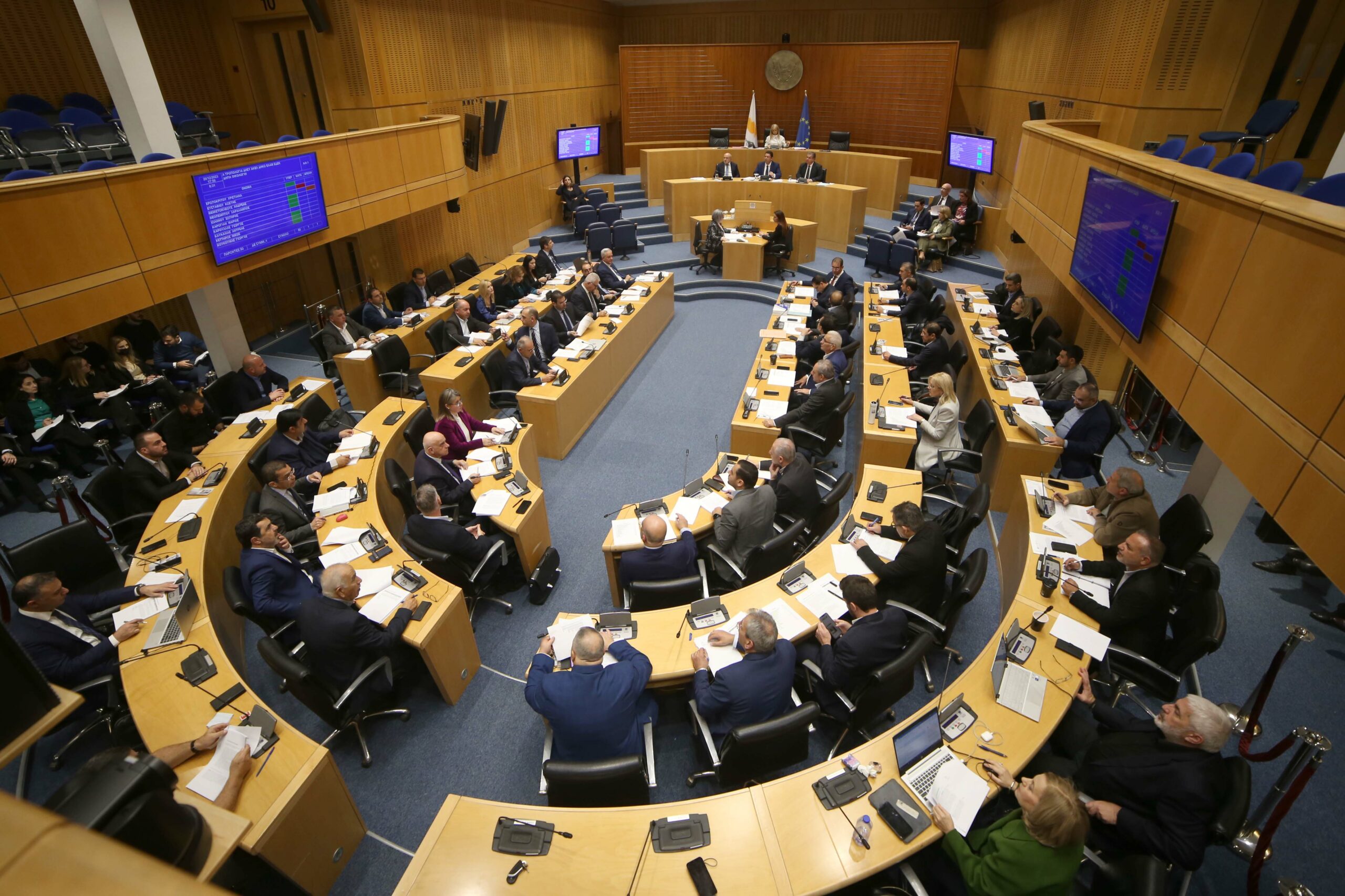 Στα δύο στενά η Βουλή για φορολογική μεταρρύθμιση