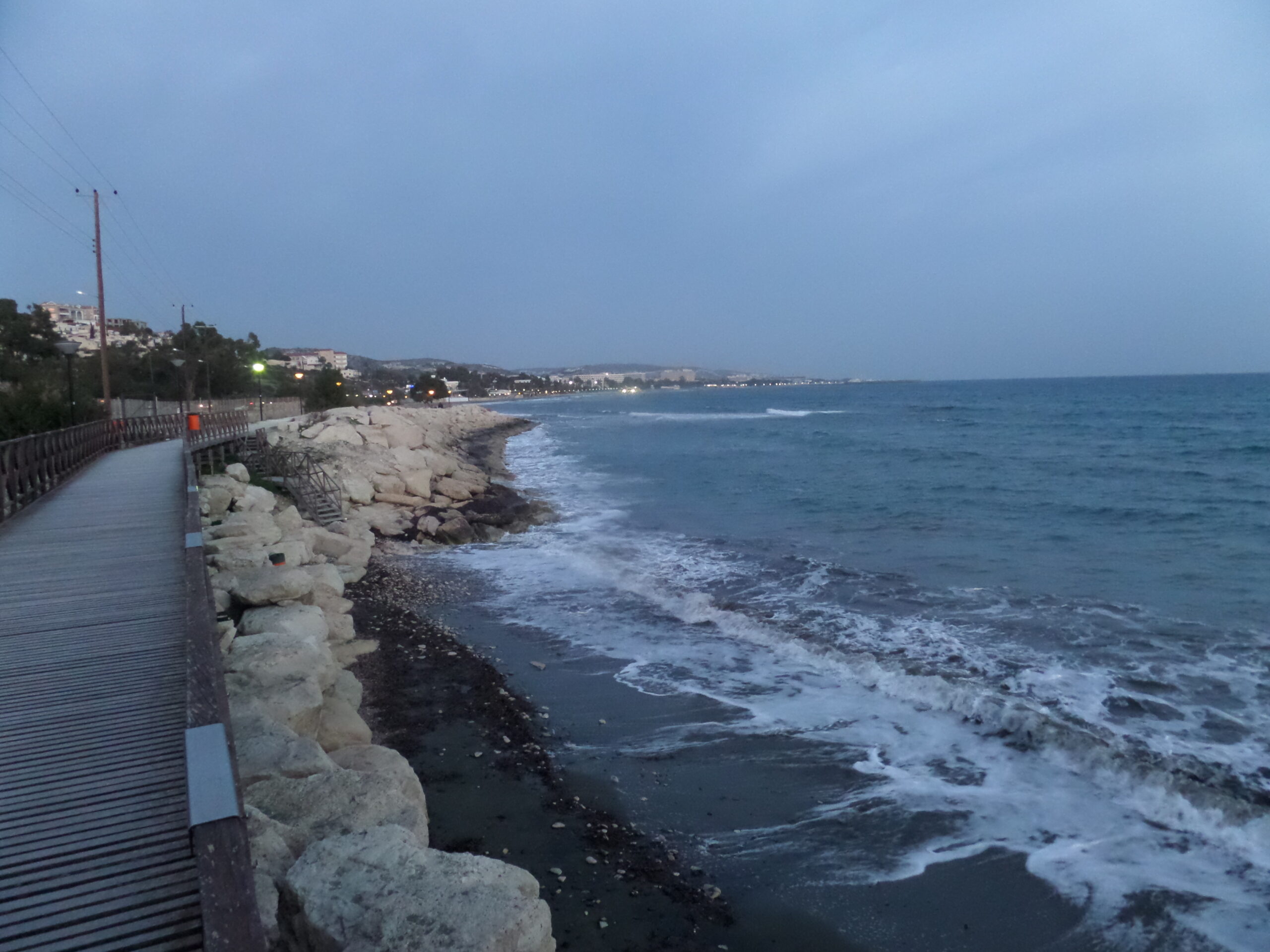Σύσταση για αποφυγή κολύμβησης στην παραλία Αγίας Βαρβάρας στον Άγιο Τύχωνα – Ενδείξεις για λύματα πιθανόν από σκάφος