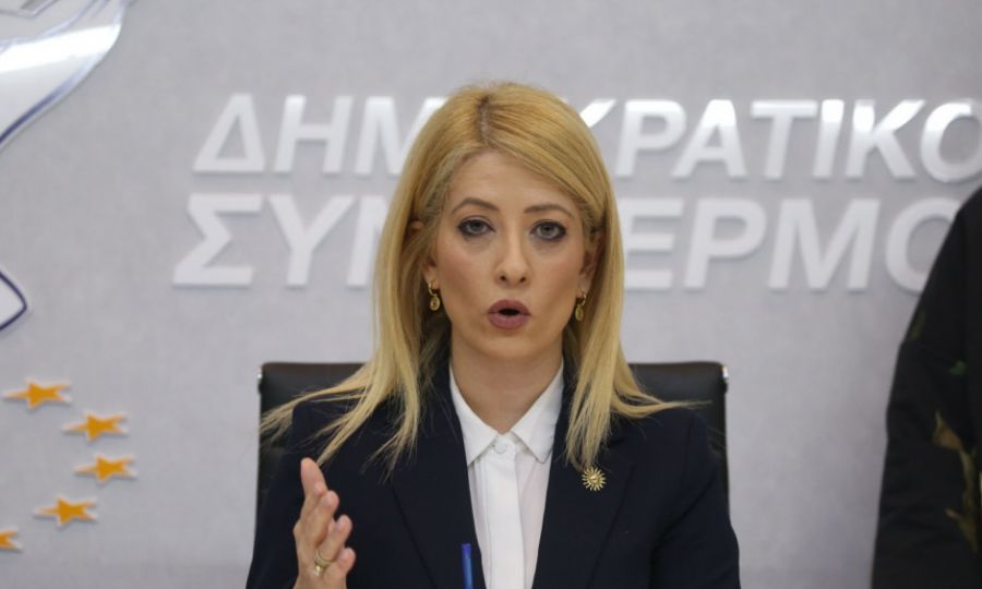 Συνεχίζεται η ανταλλαγή πυρών μετά την ομιλία της Αννίτας για «τους απέναντι»