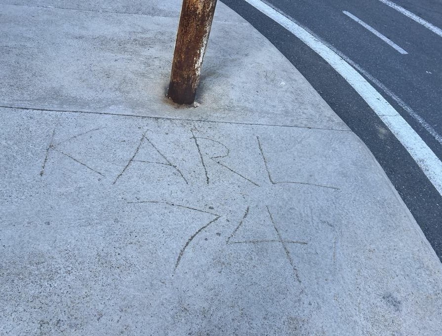 Χαραματιές ελπίδας την κλειστή πόλη
