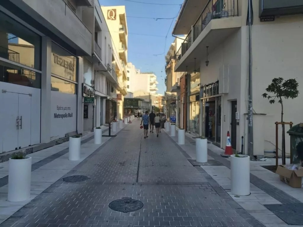 Δεν άρεσαν οι στύλοι για σκίαστρα στην Ερμού
