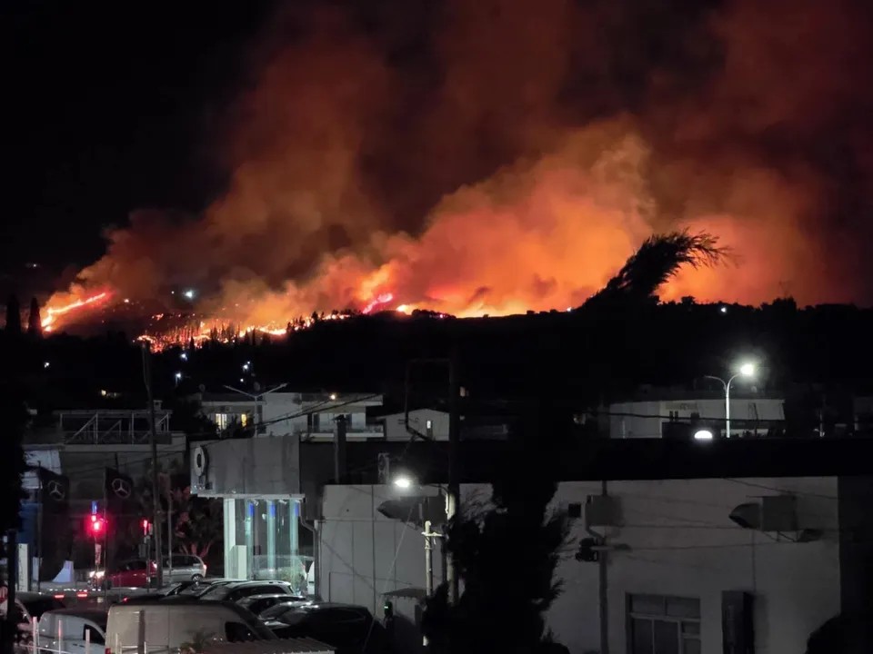 Ελλάδα: Εφιαλτική νύχτα με ανεξέλεγκτες πυρκαγιές σε όλη τη χώρα – 152 μέτωπα και συνεχείς εκκενώσεις (εικόνες & βίντεο)