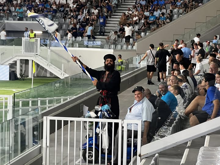 Ιερέας οπαδός στις κερκίδες του Αλφαμέγα – Με τη βοήθεια του Θεού πάμε για τ’ αστέρια