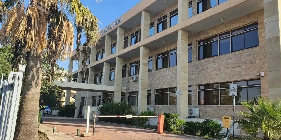 Απόπειρα φόνου και εμπρησμός Πύλας: Αρνείται ενοχή ο 27χρονος, επιφυλάχθηκαν οι άλλοι τέσσερις κατηγορούμενοι