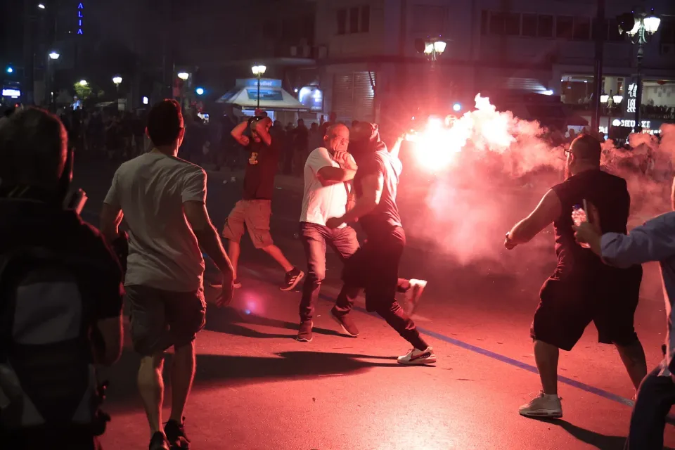 Συγκέντρωση για Τέμπη: Πέταξαν μολότοφ στην πλατεία Συντάγματος Συγκέντρωση για Τέμπη: Πέταξαν μολότοφ στην πλατεία Συντάγματος