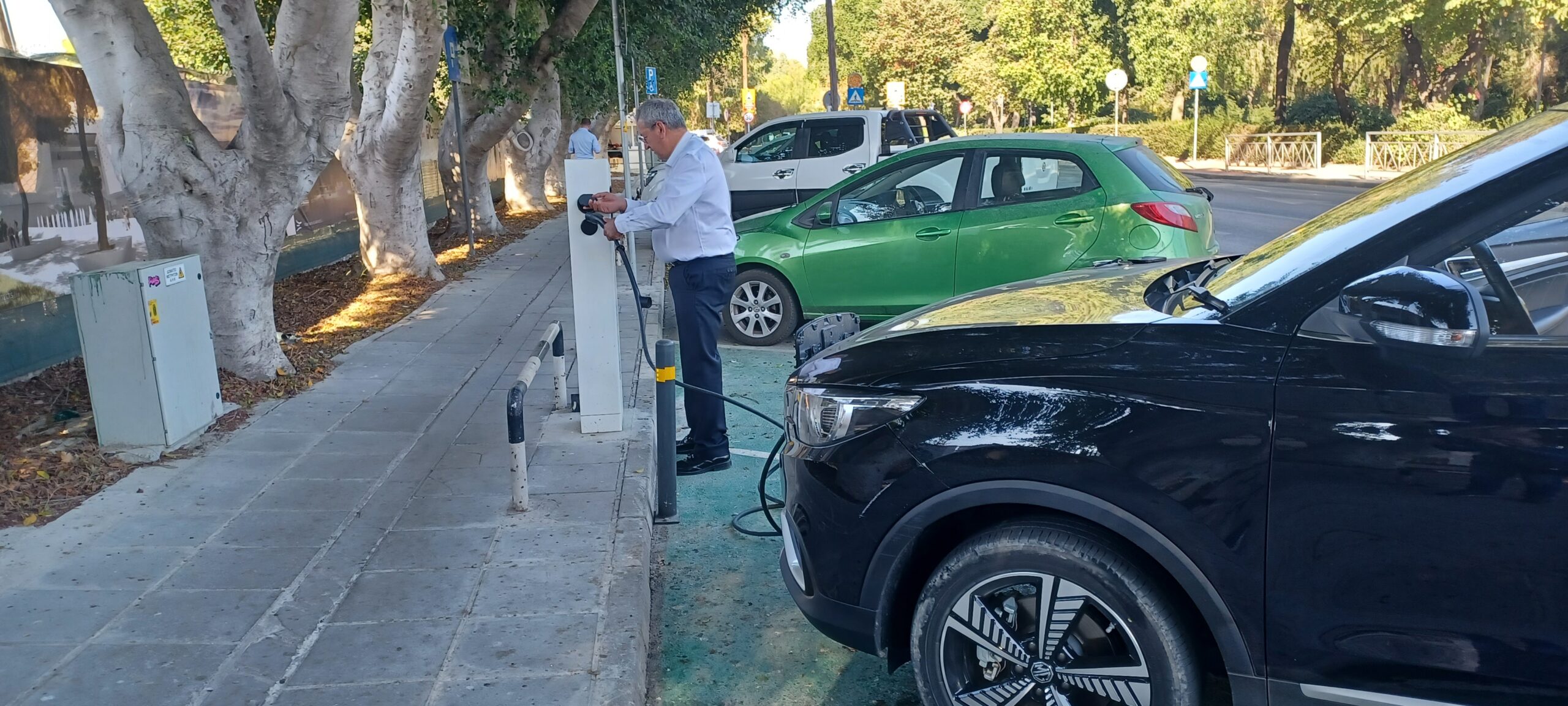 Όταν οι βουλευτές φορτίζουν τα ηλεκτροκίνητα οχήματά τους